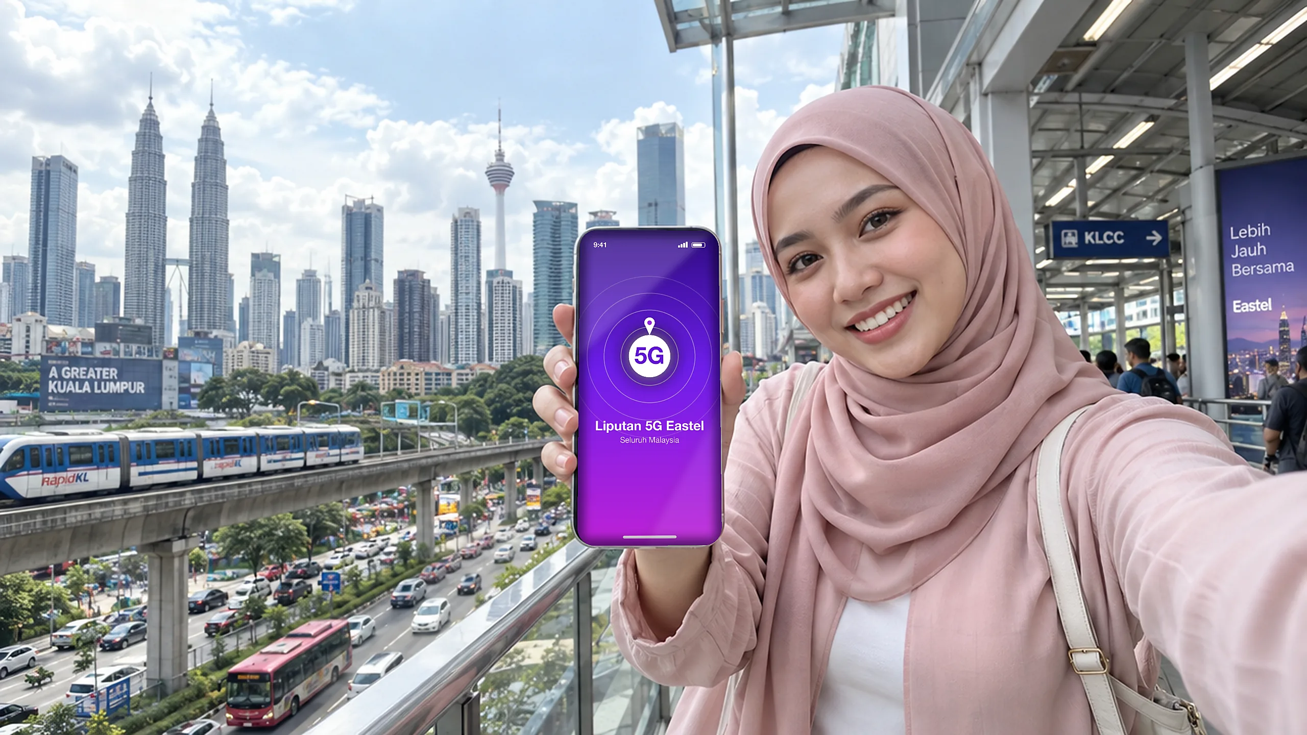 Wanita muda bertudung Malaysia tersenyum memegang telefon dengan paparan liputan 5G Eastel dan latar Kuala Lumpur